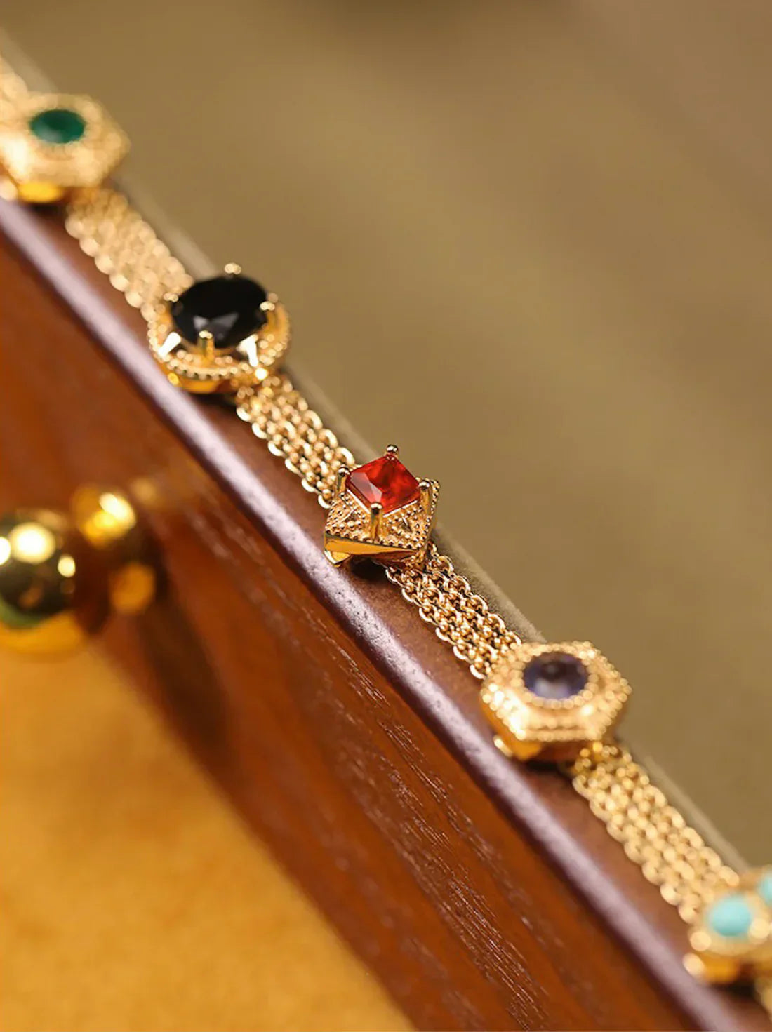 Collier doré à pierres précieuses