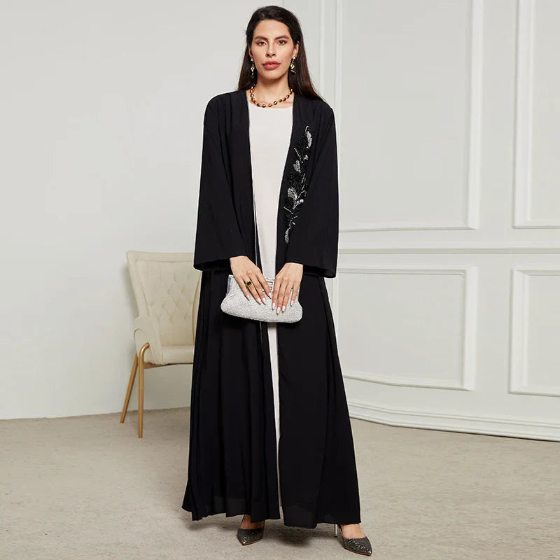 Abaya Élégante Noire à Détails Brodés et Plissés de ZaloraStyle