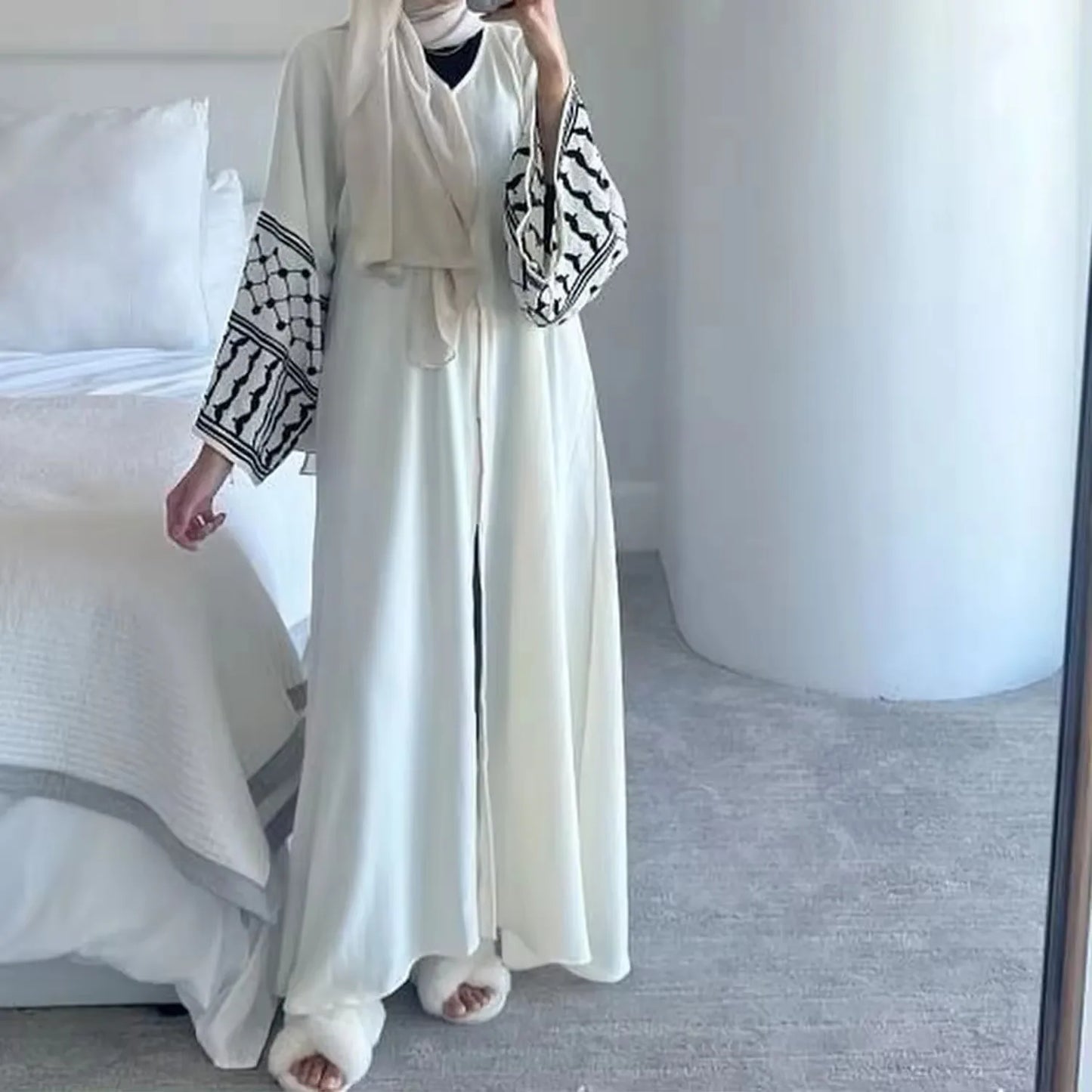 Abaya Longue à Manches Évasées avec Broderie de ZaloraStyle