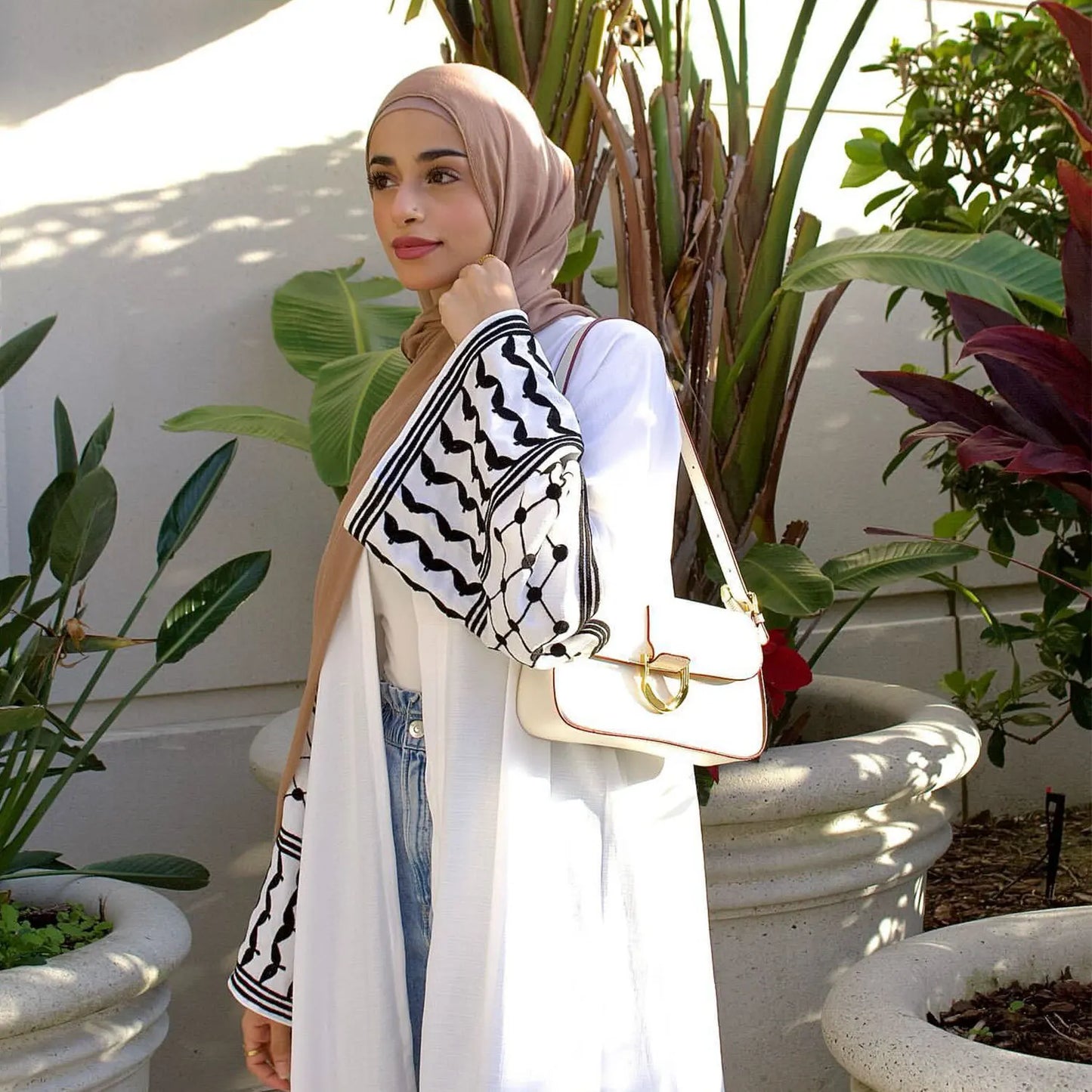 Abaya Longue à Manches Évasées avec Broderie de ZaloraStyle