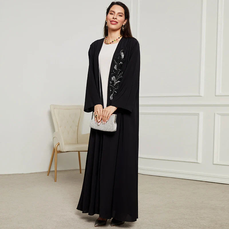 Abaya Élégante Noire à Détails Brodés et Plissés de ZaloraStyle